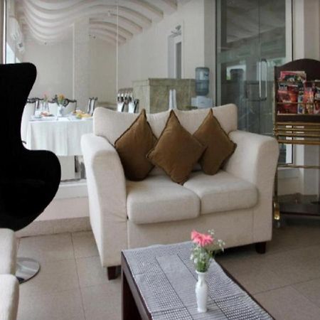 Royal Castle Hotel Negombo Esterno foto