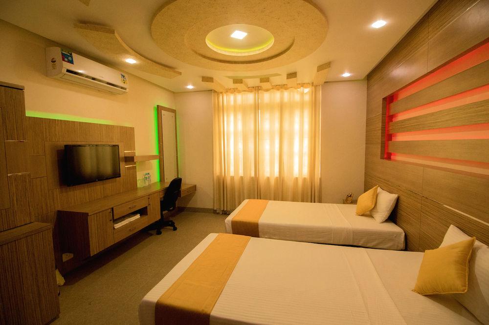 Royal Castle Hotel Negombo Esterno foto