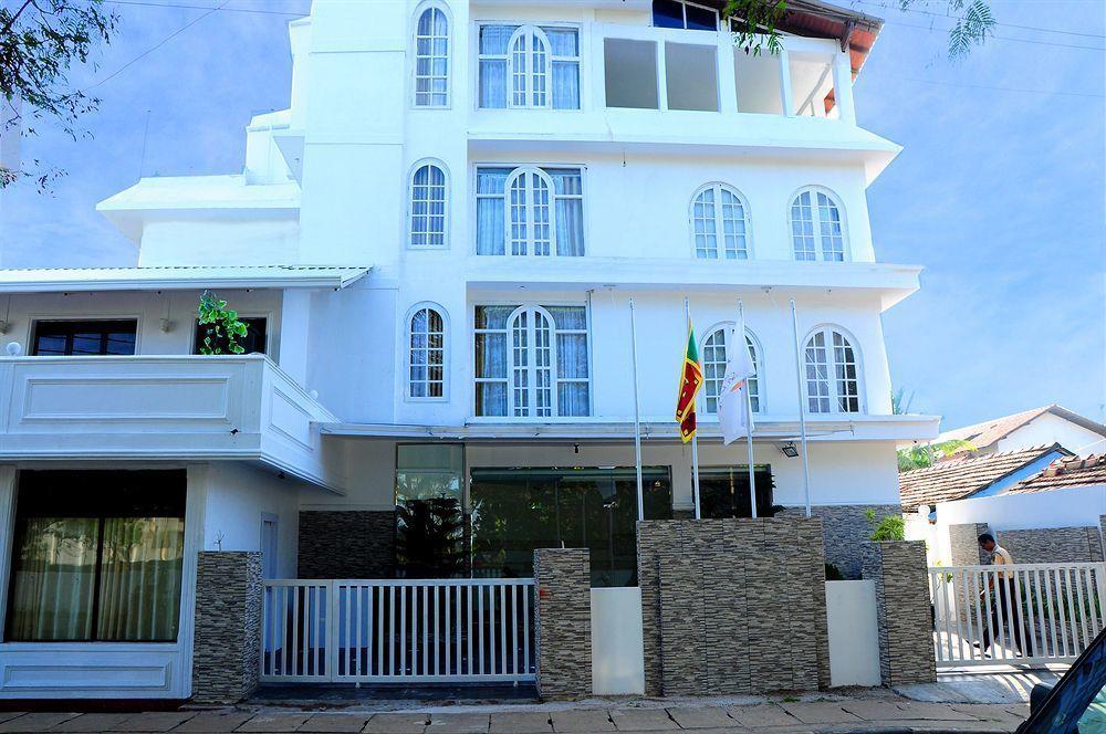 Royal Castle Hotel Negombo Esterno foto