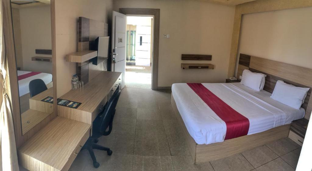 Royal Castle Hotel Negombo Esterno foto