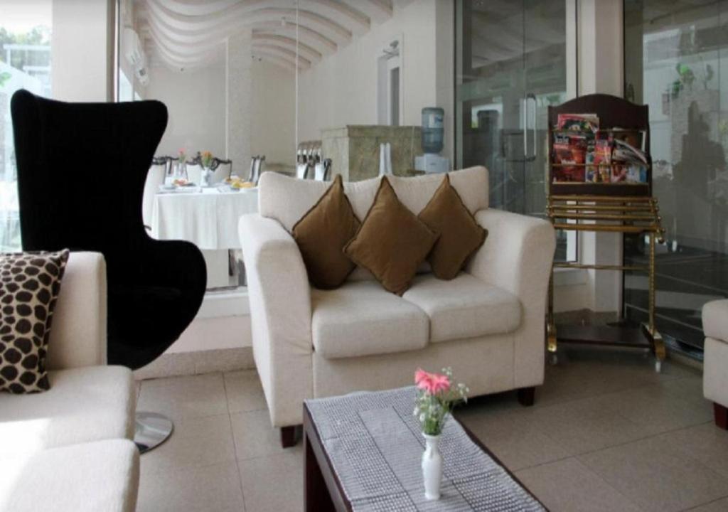 Royal Castle Hotel Negombo Esterno foto