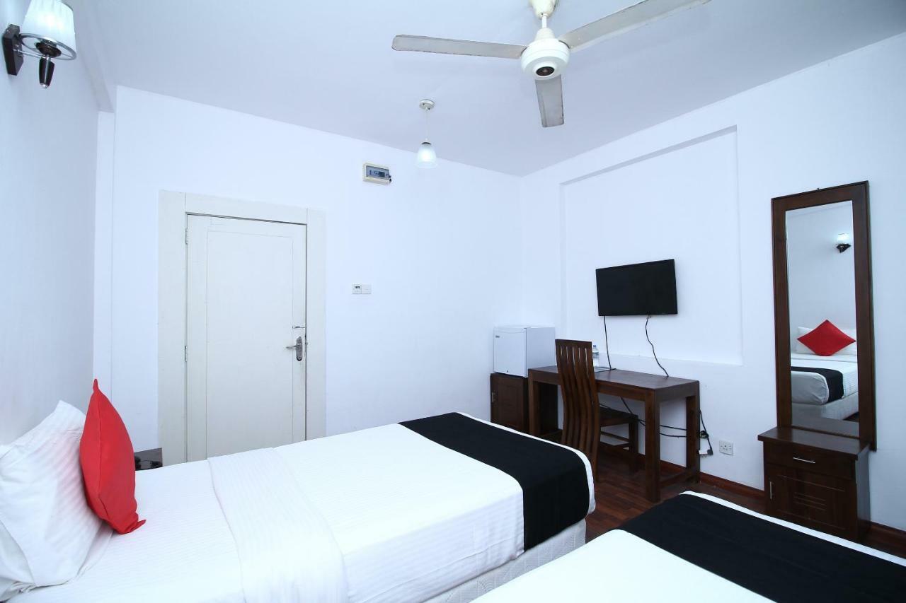 Royal Castle Hotel Negombo Esterno foto