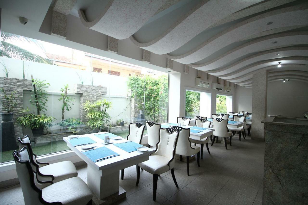 Royal Castle Hotel Negombo Esterno foto